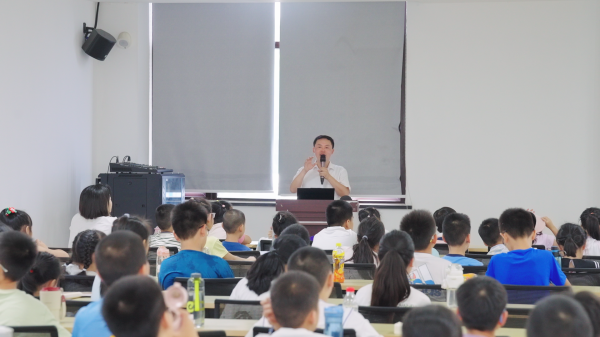短期股票配资最简单三个技巧 双流区2025年职工子女暑期爱心托管班开启“我是小小快递员”职业体验之旅